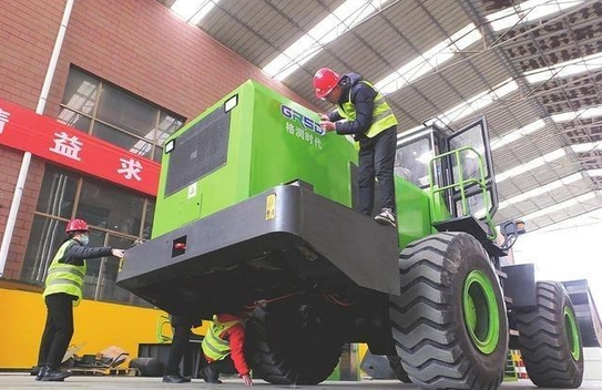 The first heavy-duty pure electric loader in Shanxi Province makes its debut.